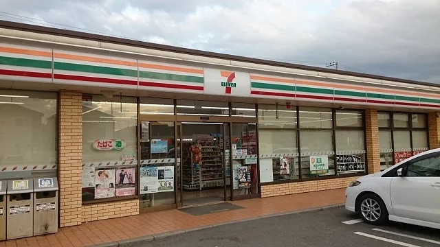 セブンイレブン木更津金田東店まで300m