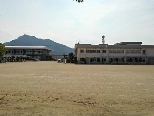 多度津町立四箇小学校まで1800m