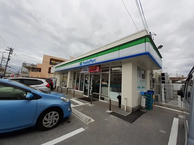 ファミリーマート球陽高校前店まで232m