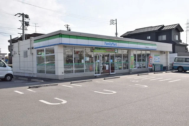 ファミリーマートまで120m