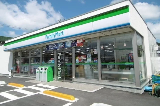 ファミリーマートまで650m