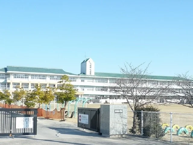 三日月小学校まで2500m