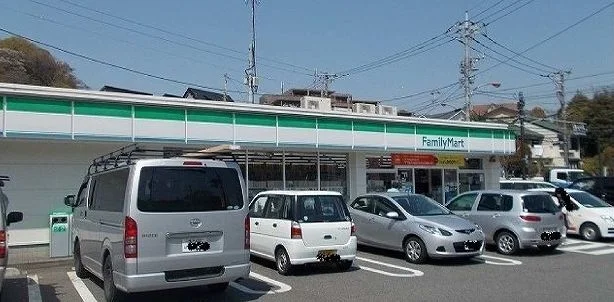 ファミリーマートまで726m