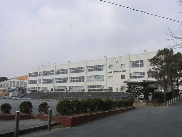 新居中学校まで1500m