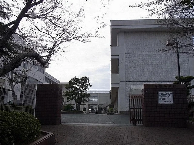 新居小学校まで1500m