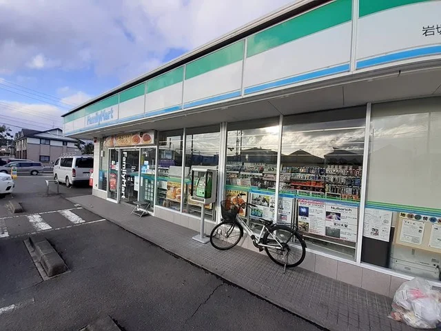 ファミリーマート岩切青津目店まで715m
