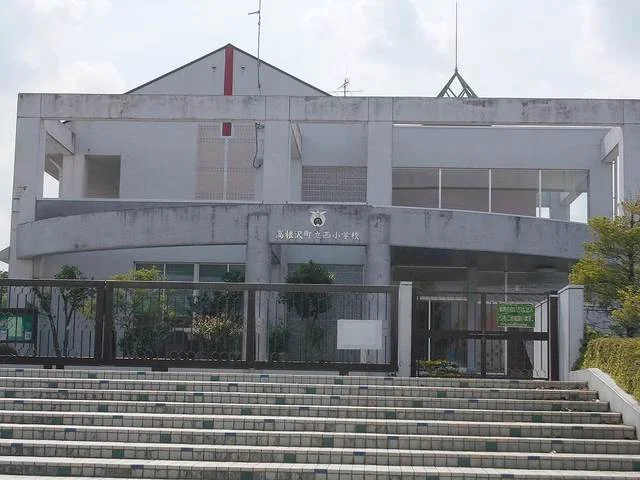 西小学校まで810m