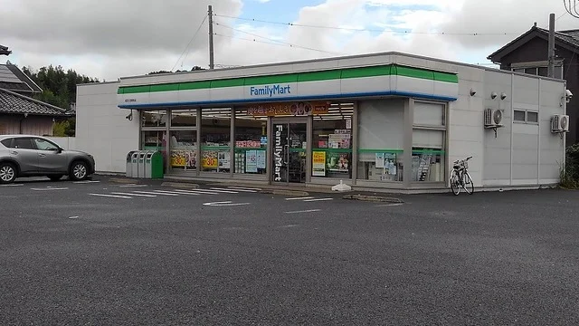 ファミリーマートまで800m
