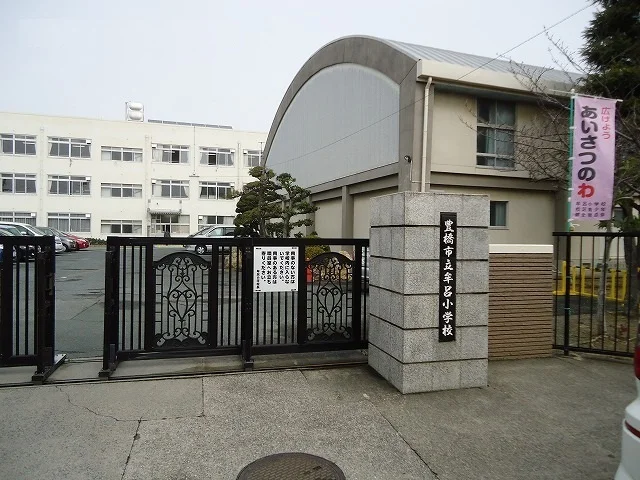 豊橋牟呂小学校まで1800m