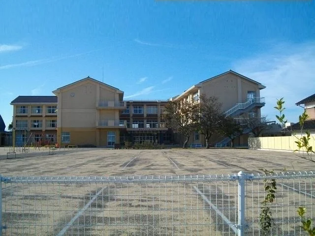 倉吉市立小鴨小学校まで240m