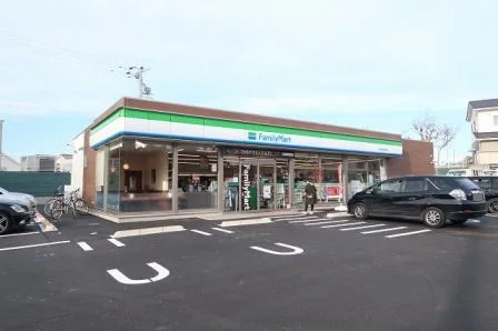 ファミリーマートまで600m