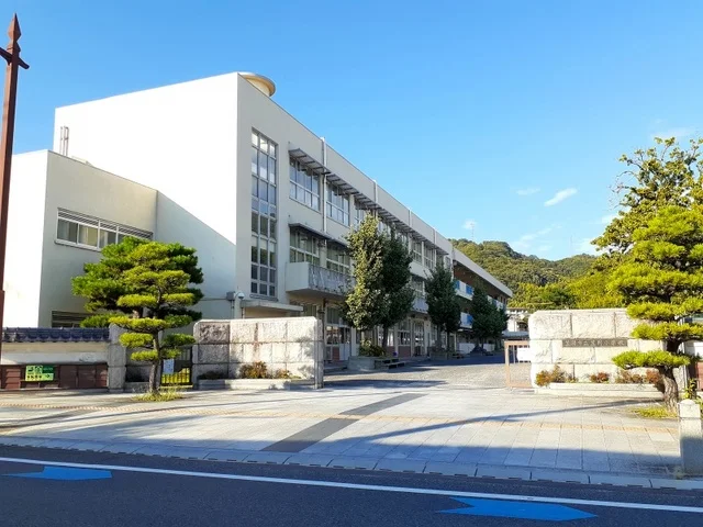 笠岡小学校まで2300m