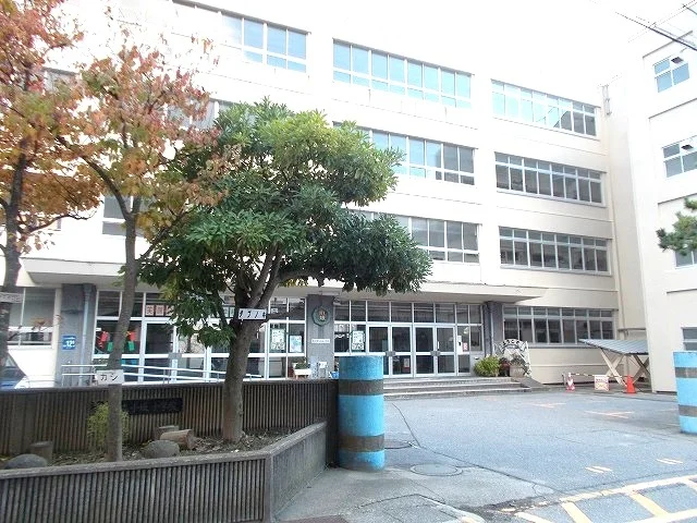 小坂小学校まで1400m