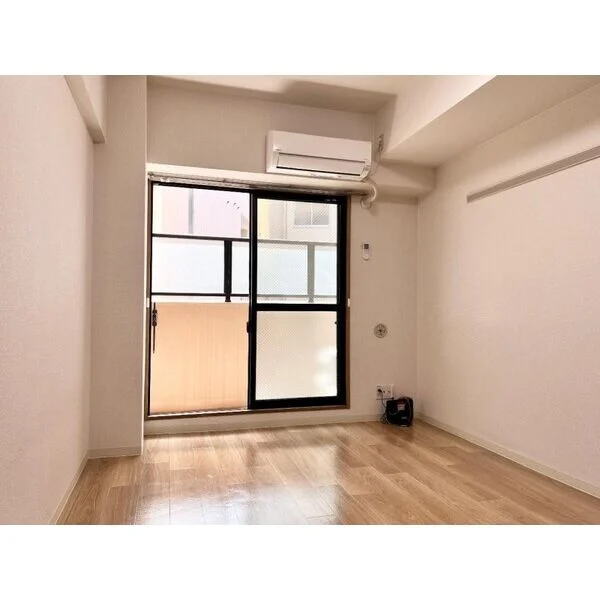 家具・家電設置前のお部屋の画像になります