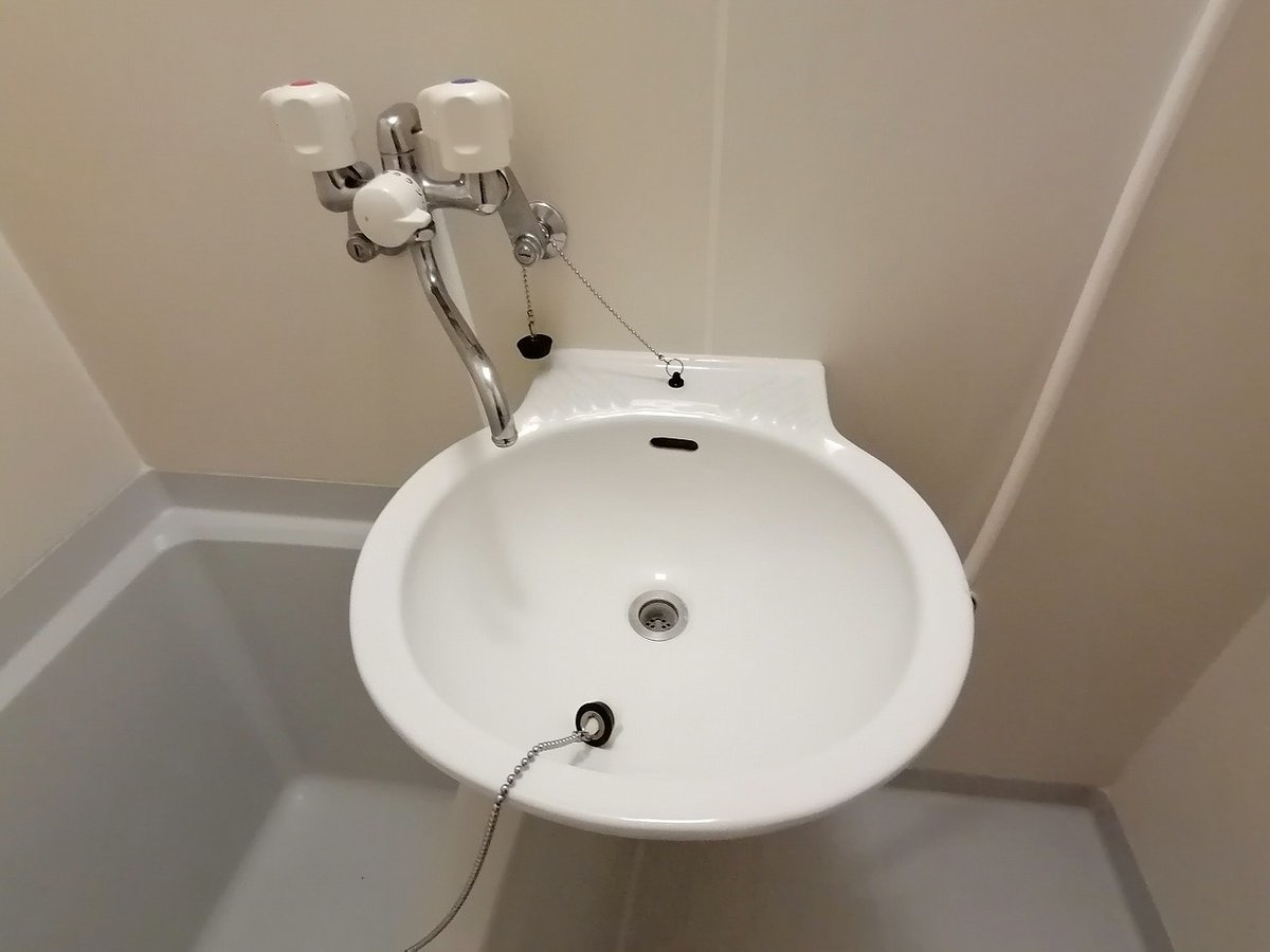お風呂に洗面台がついております。