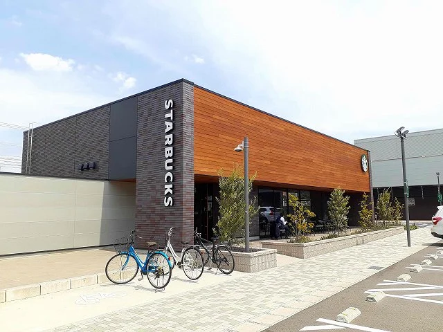 スターバックス　小牧川西店まで800m