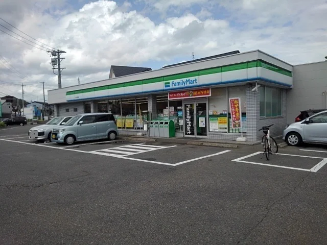 ファミリーマート　上野店まで200m