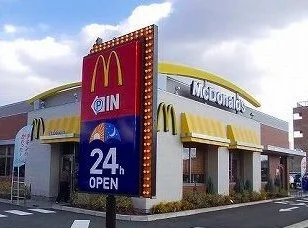 マクドナルドまで2200m