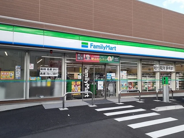 ファミリマートまで135m
