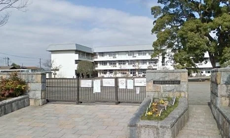 新磯小学校まで1000m