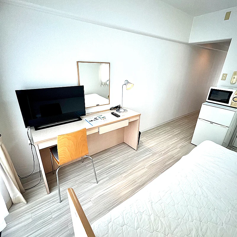 長い机でワーキングスペース確保