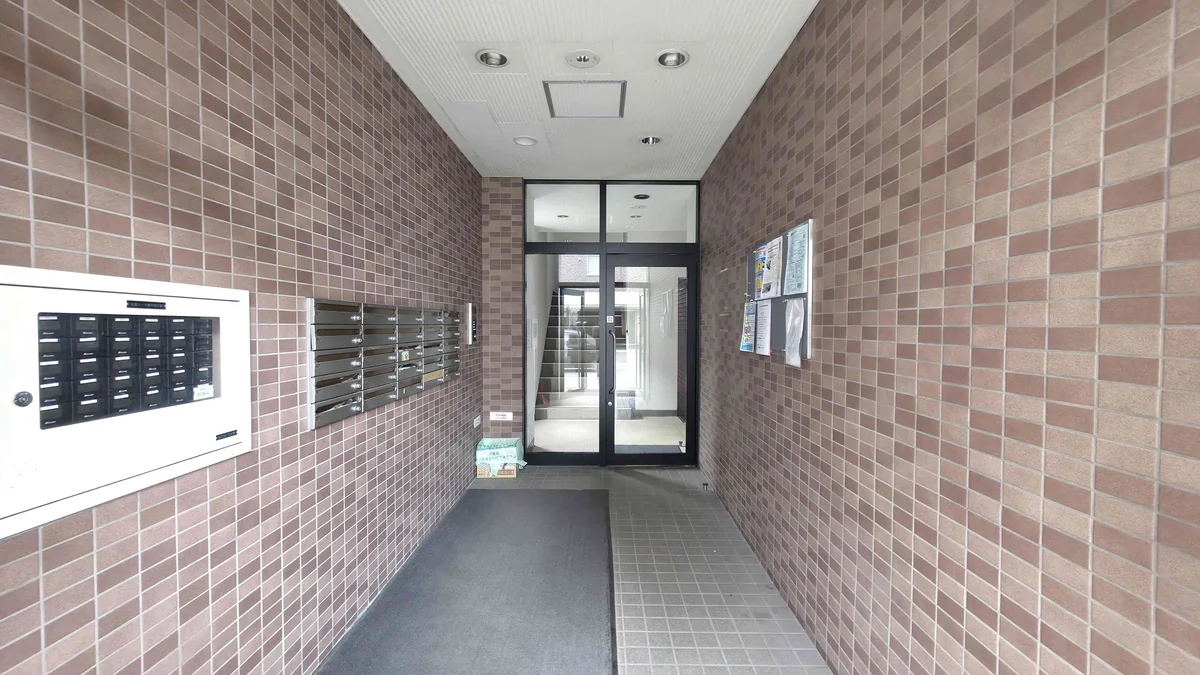 清潔感のあるオートロック付きのエントランスです🔑