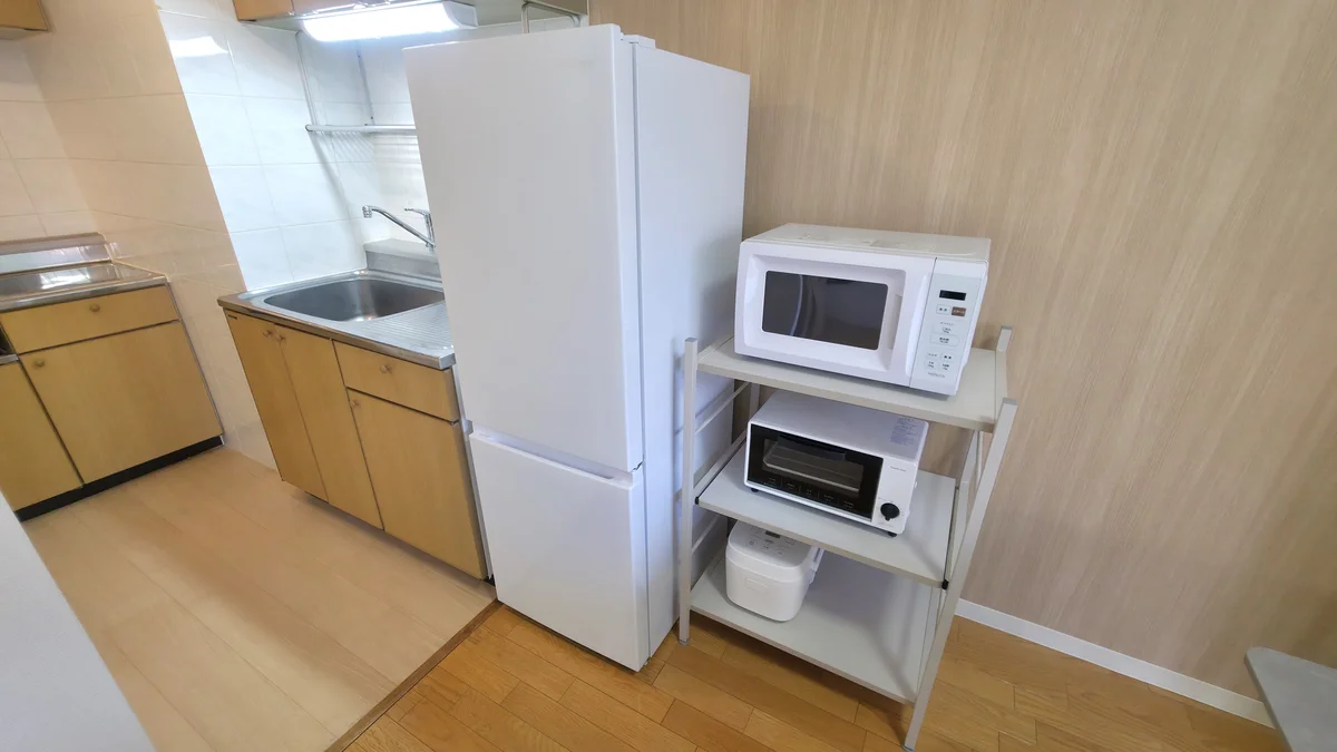 マストな調理家電は一式揃っているので、温かいご飯も食べられます。