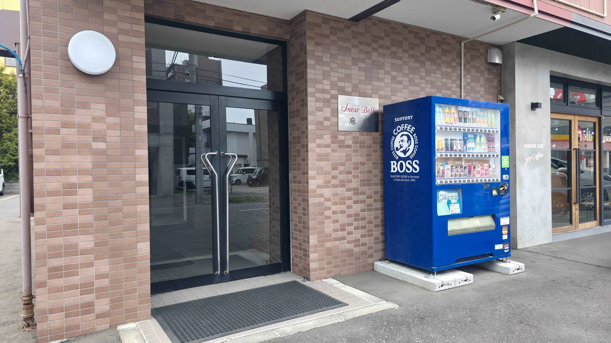 玄関横には自販機があるため、ちょっとのどが渇いたときに便利です♪