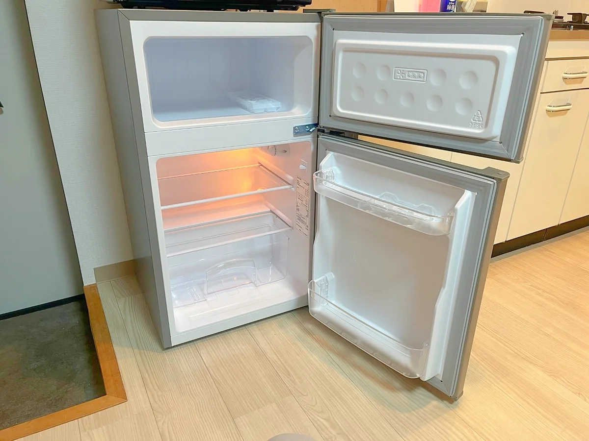 ２ドアタイプの冷蔵庫です☆上段は冷凍室になっています❄
