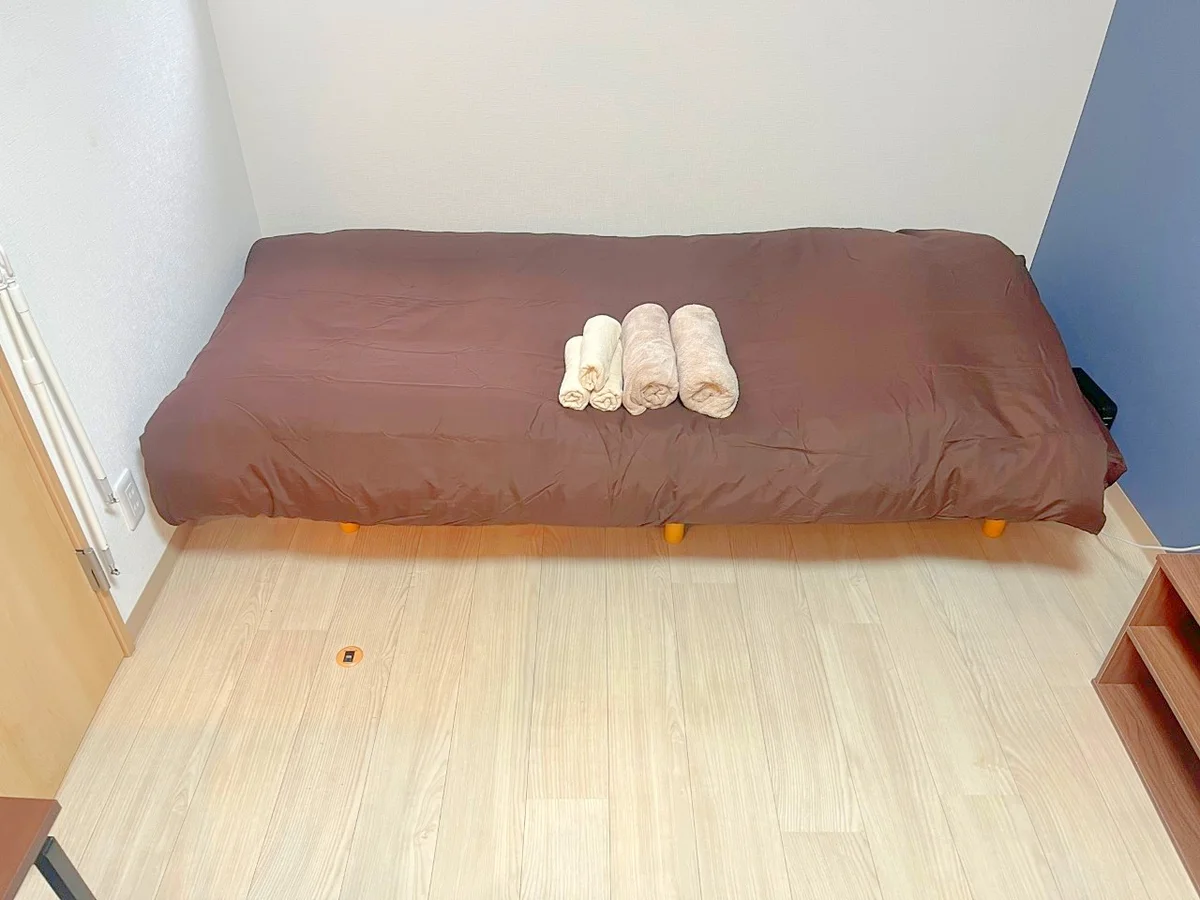 シングルサイズのベッドをご用意しています☆