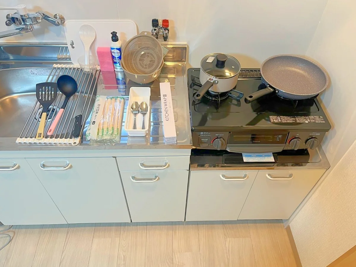 調理器具やラップ、お箸などご用意しています！消耗品は無くなるまでご利用可能です🥢