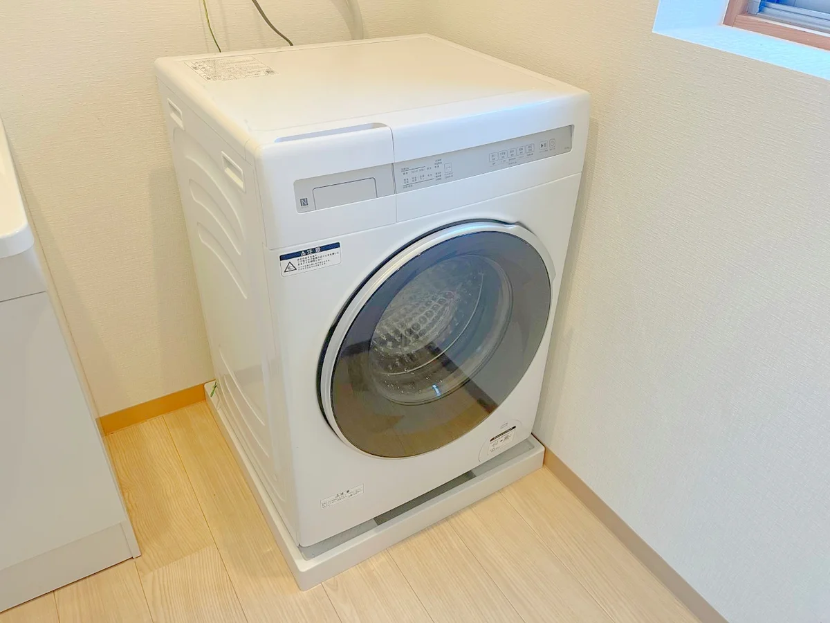 ドラム式の洗濯機を設置しています！乾燥機能もあるのでとても便利です☺