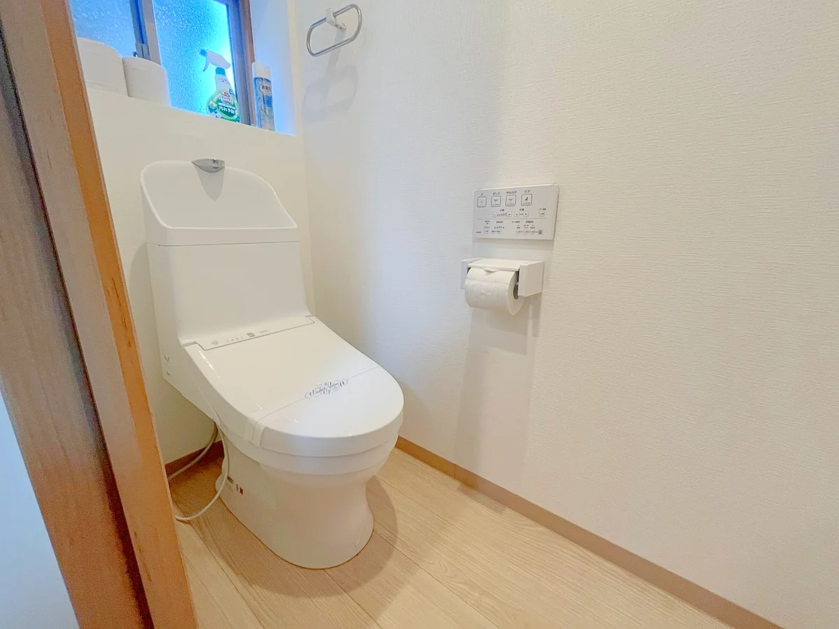 温水洗浄便座付きトイレです♪