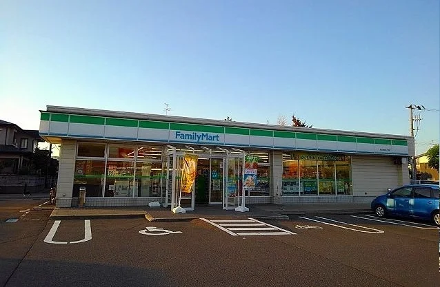ファミリーマート 東通５丁目店まで350m
