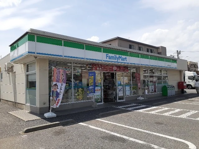 ファミリーマートまで260m