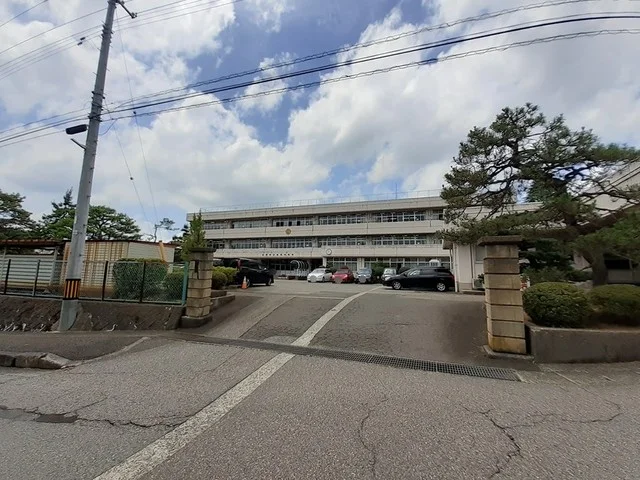 加茂中学校まで1051m