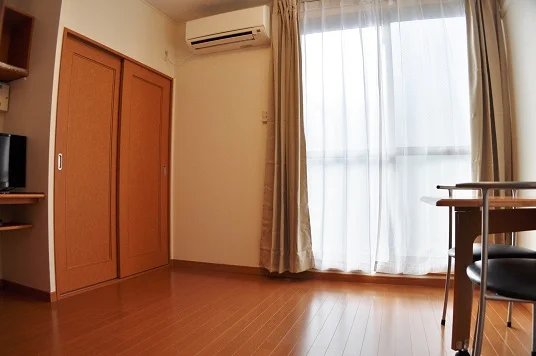 カーテン、エアコン付き（部屋によりメーカーは異なります）