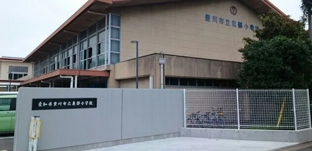 東部小学校まで2430m