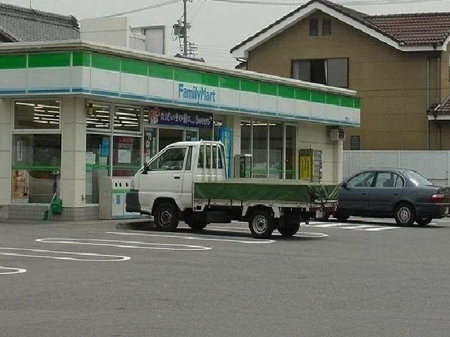 ファミリーマートまで450m