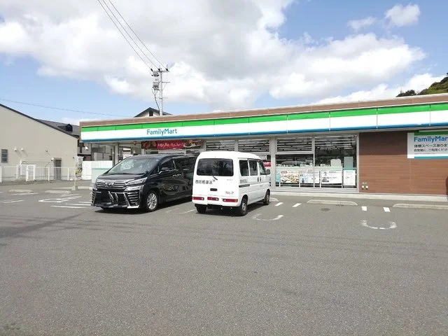 ファミリーマートまで650m