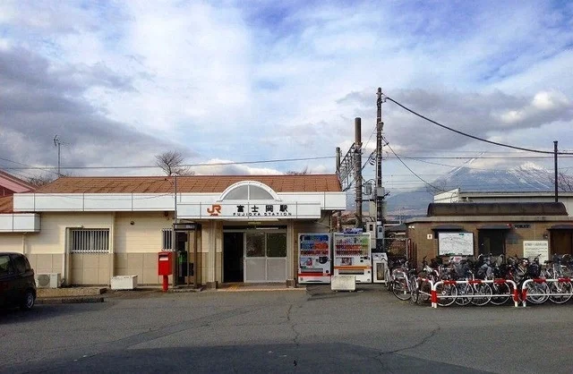 御殿場線富士岡駅まで680m