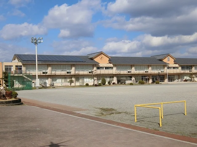 温知小学校まで1400m