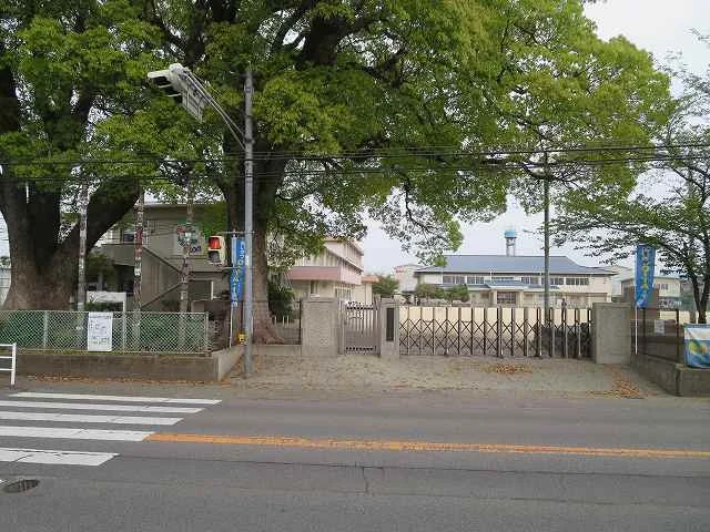 明治小学校まで1500m