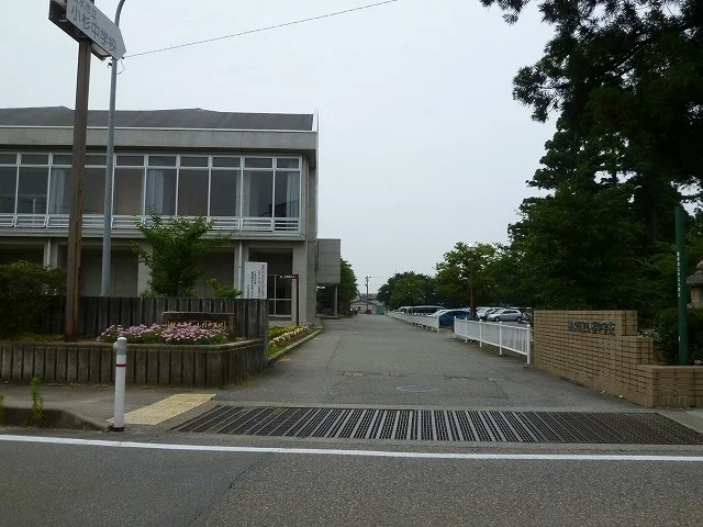 小杉中学校まで1300m