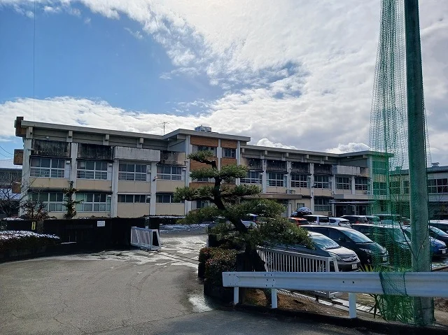 岐阜市立厚見中学校まで55m