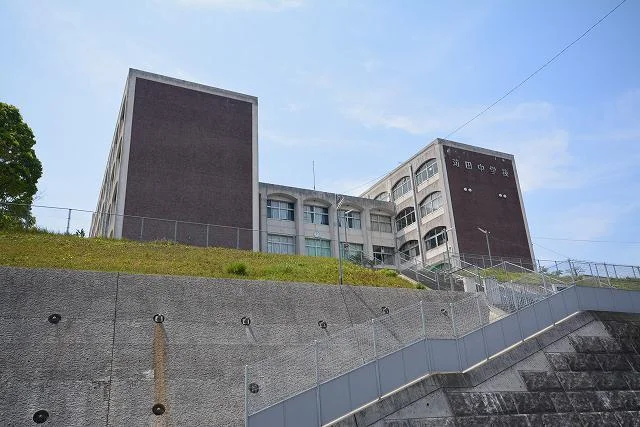 苅田中学校まで1300m