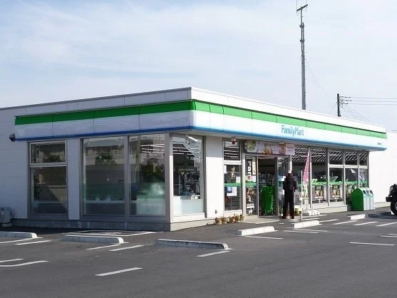 ファミリーマート高勢町店まで300m