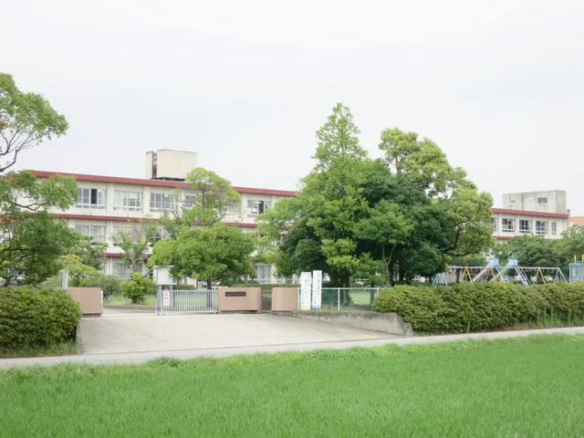 米津小学校まで1000m