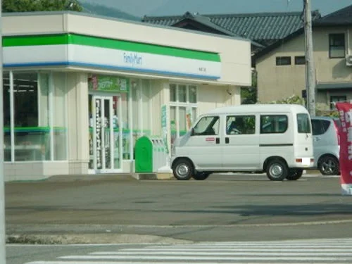 ファミリーマート 旭町二丁目店まで700m