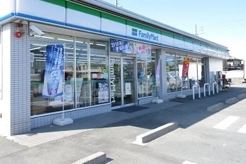 ファミリーマート伊勢おばた店まで100m